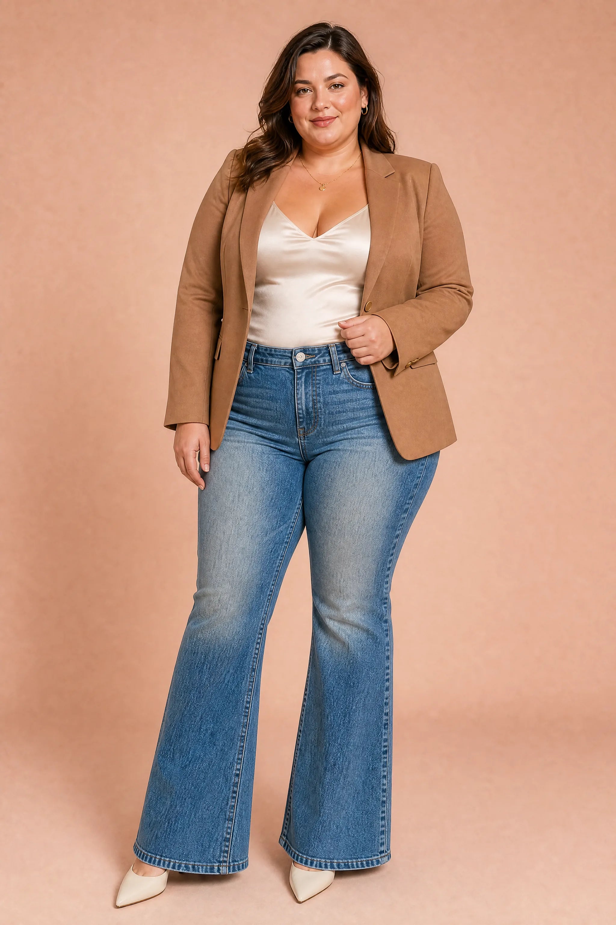 Jean bleu délavé coupe évasée | Porté sur une silhouette plus ronde | Lounelle Paris