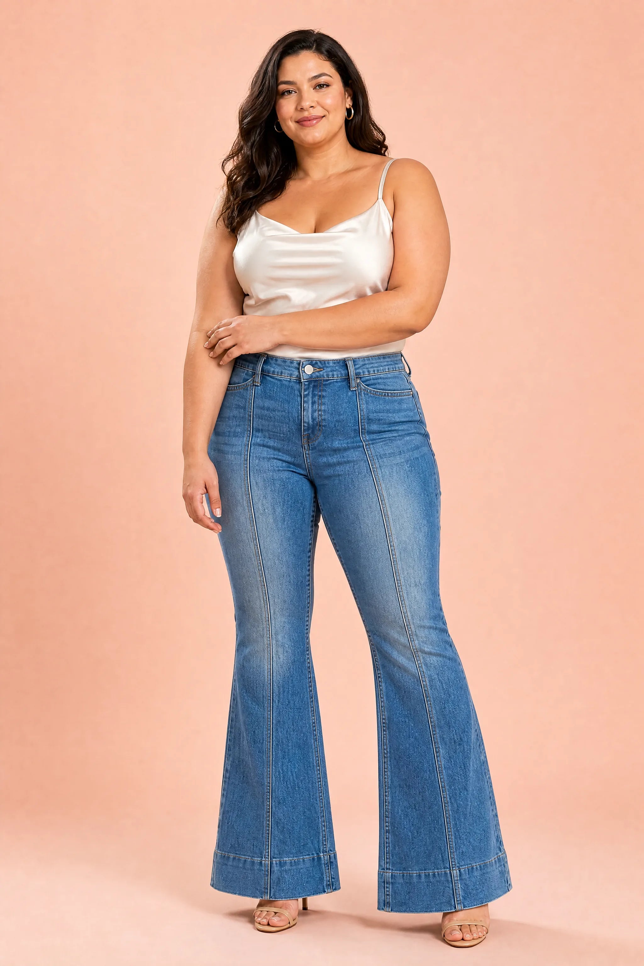 Jean bleu évasé taille mi-haute | Porté sur une silhouette plus ronde | Lounelle Paris