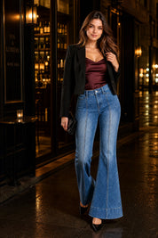 Jean bleu évasé taille mi-haute | Deuxième photo lifestyle | Lounelle Paris