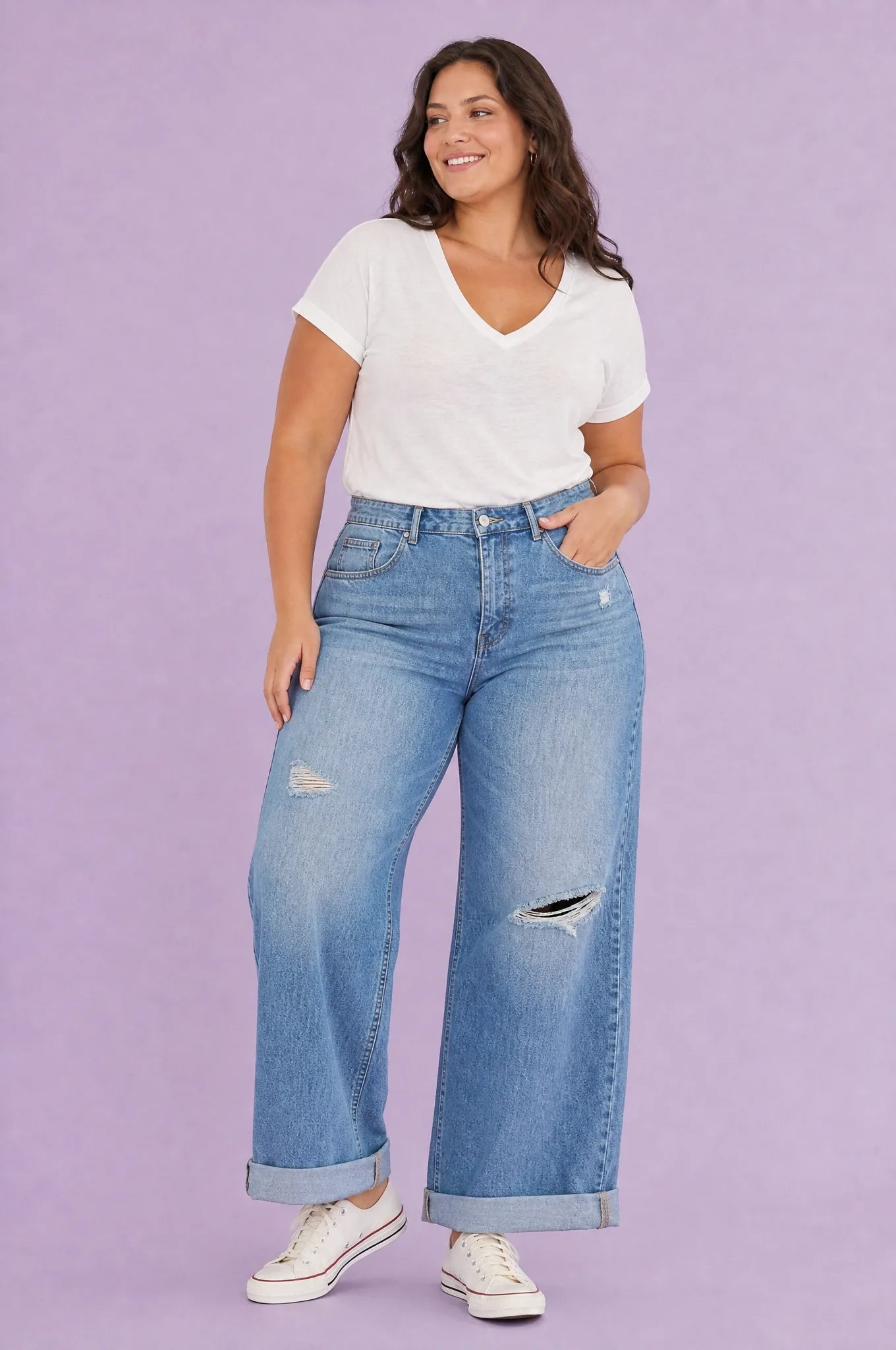 Jean bleu moyen jambe large taille repliée | Porté sur une autre silhouette | Lounelle Paris