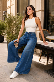 Jean bleu taille haute coupe ample | Photo lifestyle | Lounelle Paris