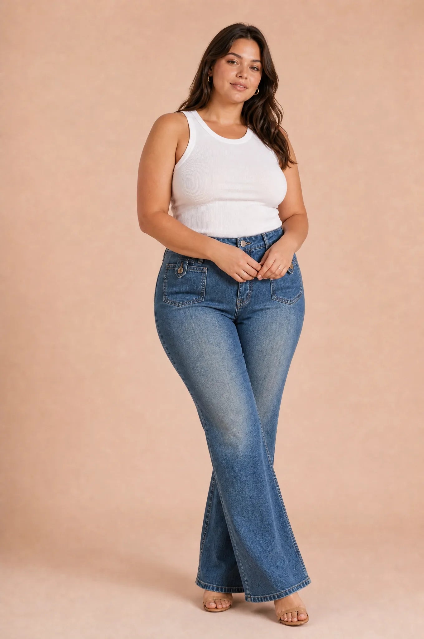 Jean bleu taille haute évasé | Porté sur une silhouette plus ronde | Lounelle Paris