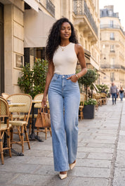 Jean bleu taille haute évasé | Photo lifestyle | Lounelle Paris