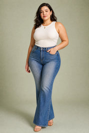 Jean bleu taille haute évasé | Porté sur une silhouette plus ronde | Lounelle Paris