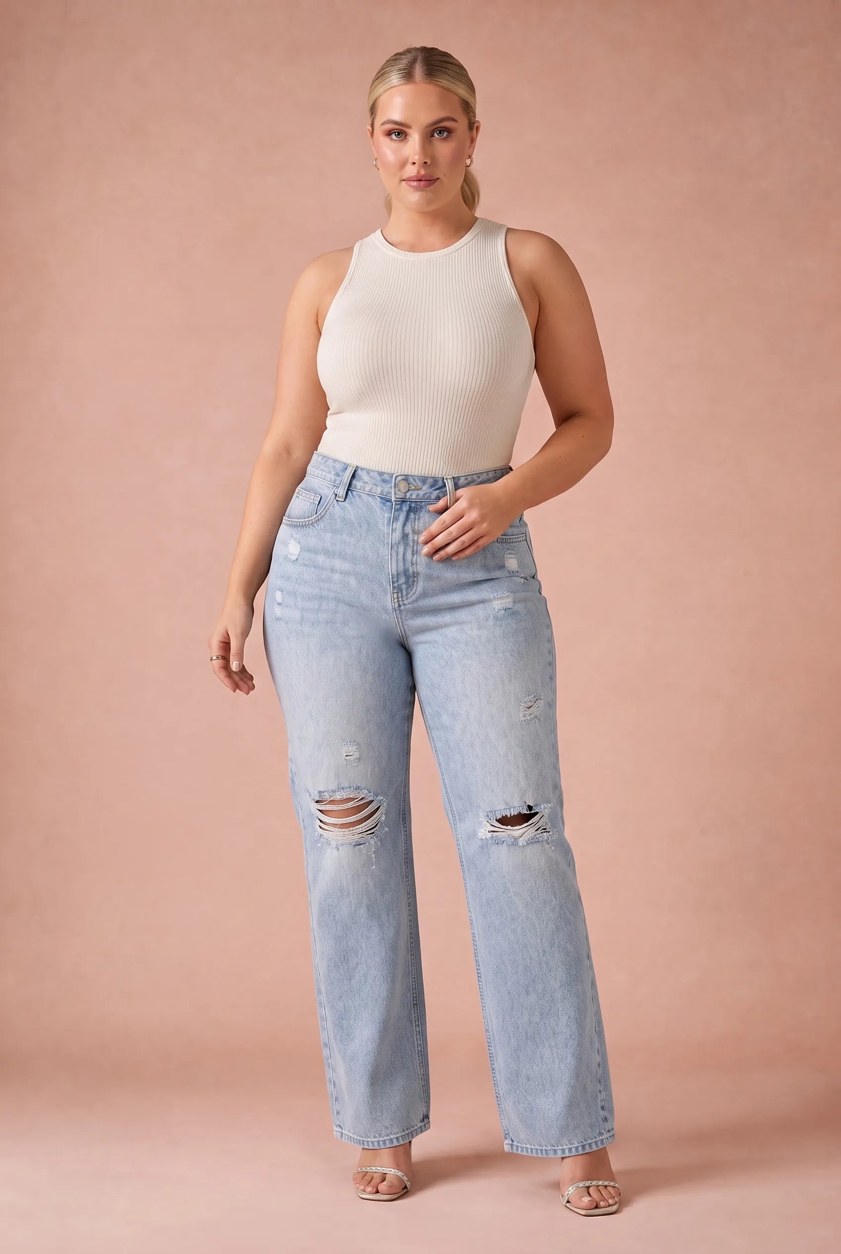 Jean droit bleu clair déchiré | Porté sur une silhouette plus ronde | Lounelle Paris