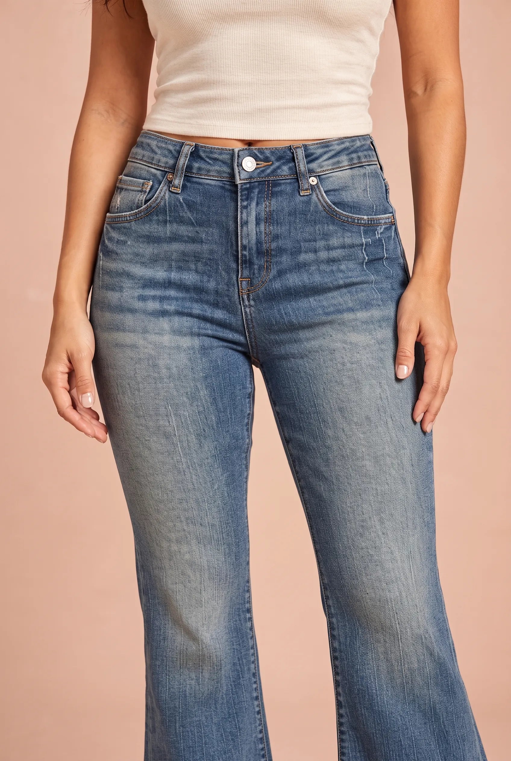 Jean flare bleu foncé taille mi-haute | Vue rapprochée | Lounelle Paris