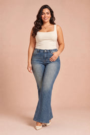 Jean flare bleu foncé taille mi-haute | Porté sur une silhouette plus ronde | Lounelle Paris