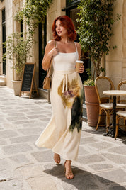 Jupe longue beige imprimé floral | Photo lifestyle | Lounelle Paris