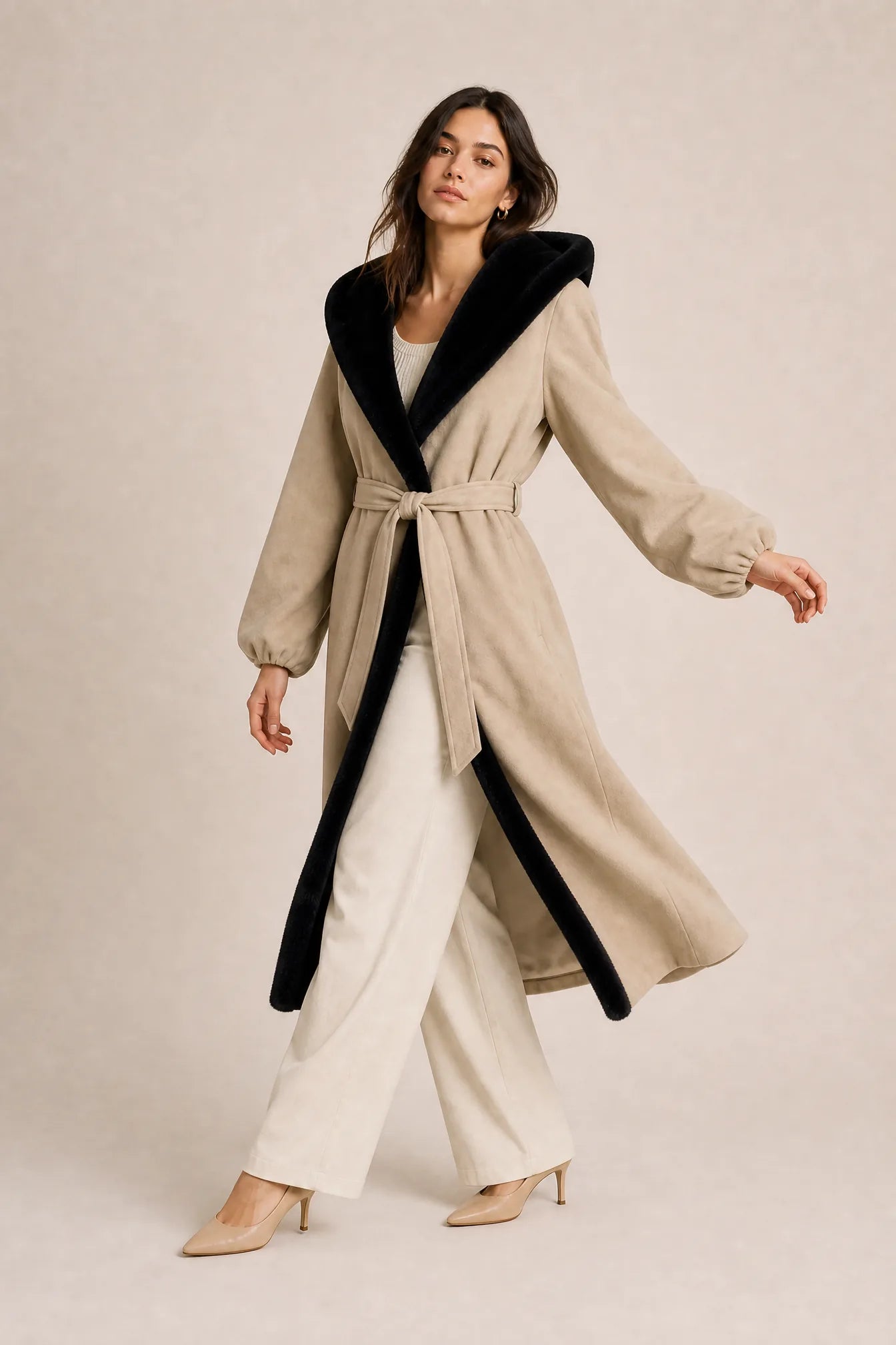 Manteau beige matelassé à capuche | Vue en mouvement | Lounelle Paris