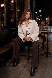 Manteau court ample à boutons | Variante Beige - Lifestyle | Lounelle Paris