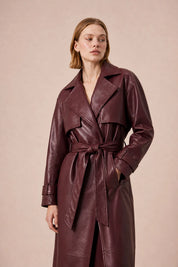 Manteau long effet cuir ceinturé | Vue rapprochée | Lounelle Paris