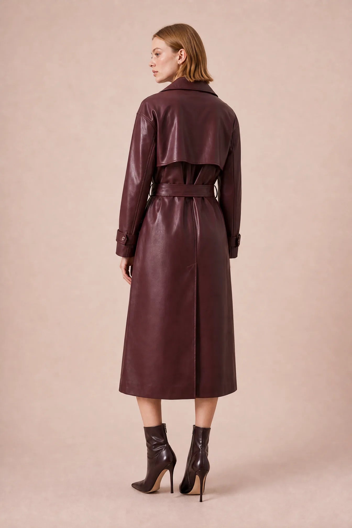 Manteau long effet cuir ceinturé | Vue de dos | Lounelle Paris