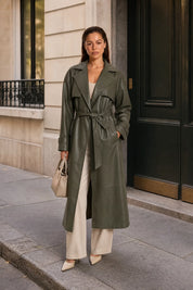 Manteau long effet cuir ceinturé | Variante Vert - Lifestyle | Lounelle Paris