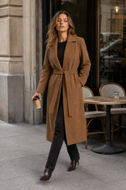 Manteau long marron foncé ceinturé | Photo lifestyle | Lounelle Paris