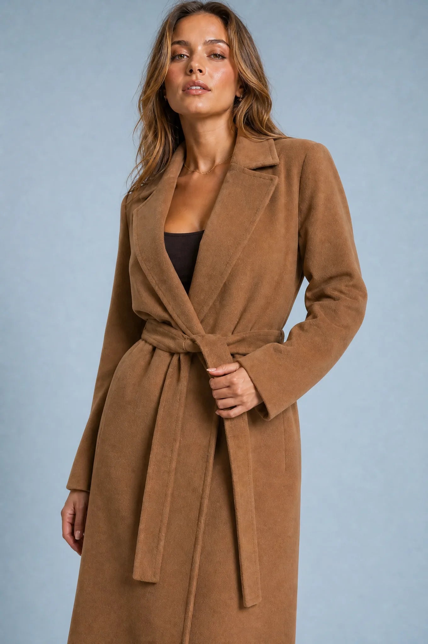 Manteau long marron foncé ceinturé | Vue rapprochée | Lounelle Paris
