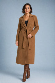 Manteau long marron foncé ceinturé | Porté sur une autre silhouette | Lounelle Paris
