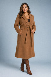 Manteau long marron foncé ceinturé | Porté sur une silhouette plus ronde | Lounelle Paris