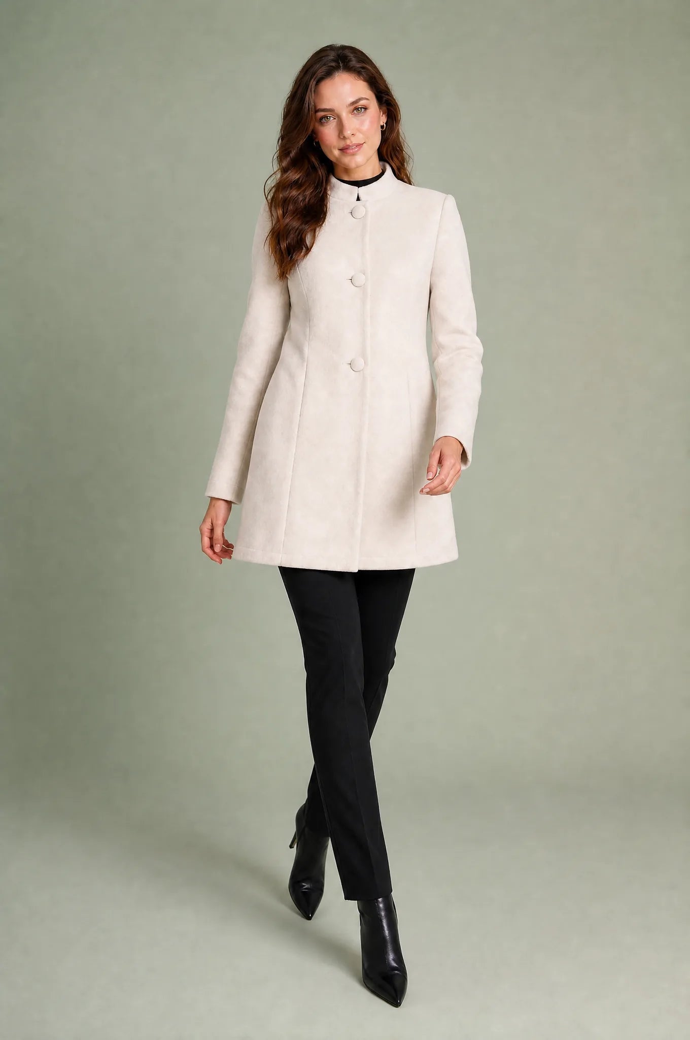 Manteau mi-long à col montant | Vue en mouvement | Lounelle Paris