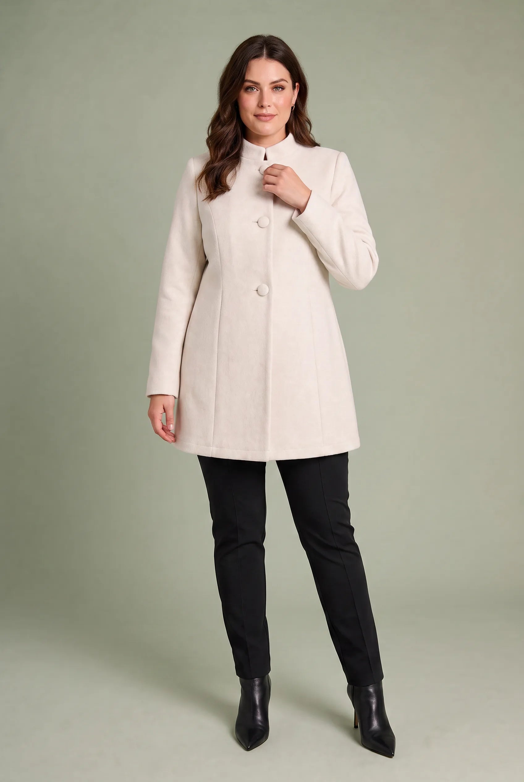 Manteau mi-long à col montant | Porté sur une silhouette plus ronde | Lounelle Paris