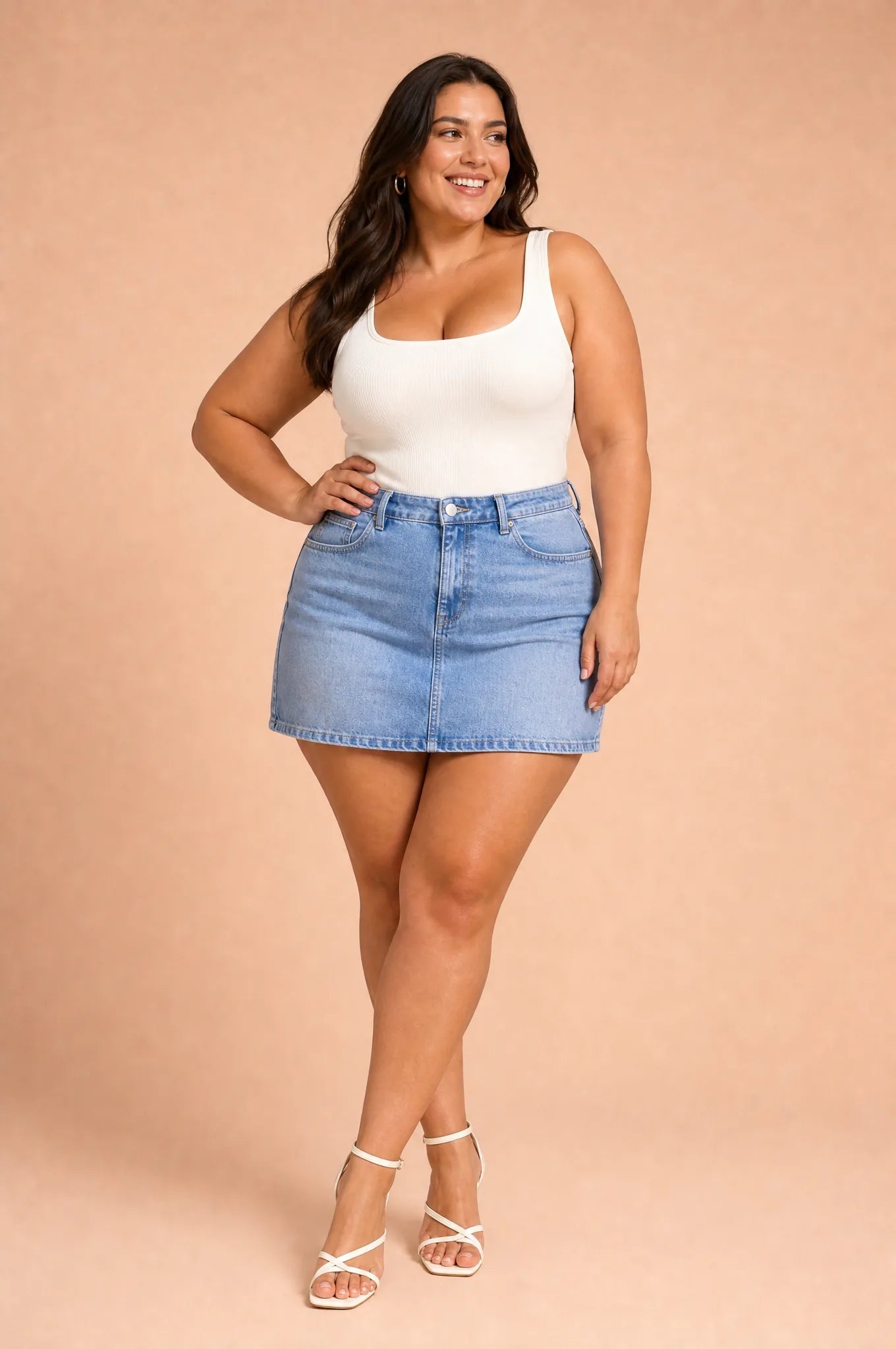 Mini jupe denim bleu évasée | Porté sur une autre silhouette | Lounelle Paris