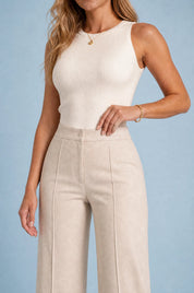 Pantalon abricot plissé taille mi-haute | Vue rapprochée | Lounelle Paris