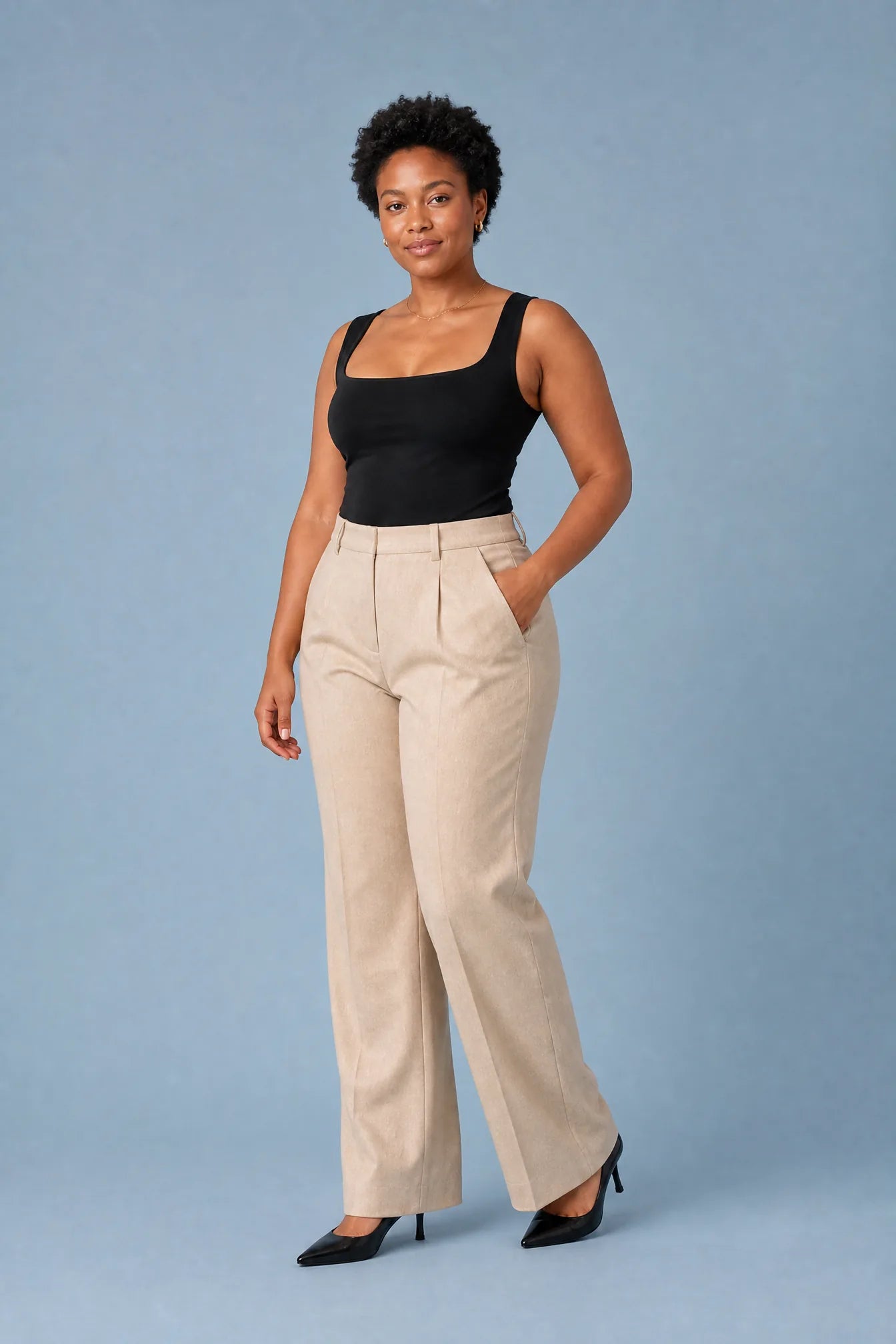 Pantalon beige coupe droite plissé | Porté sur une autre silhouette | Lounelle Paris