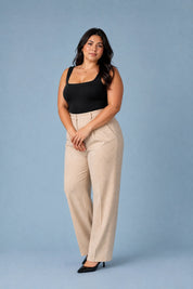 Pantalon beige coupe droite plissé | Porté sur une silhouette plus ronde | Lounelle Paris