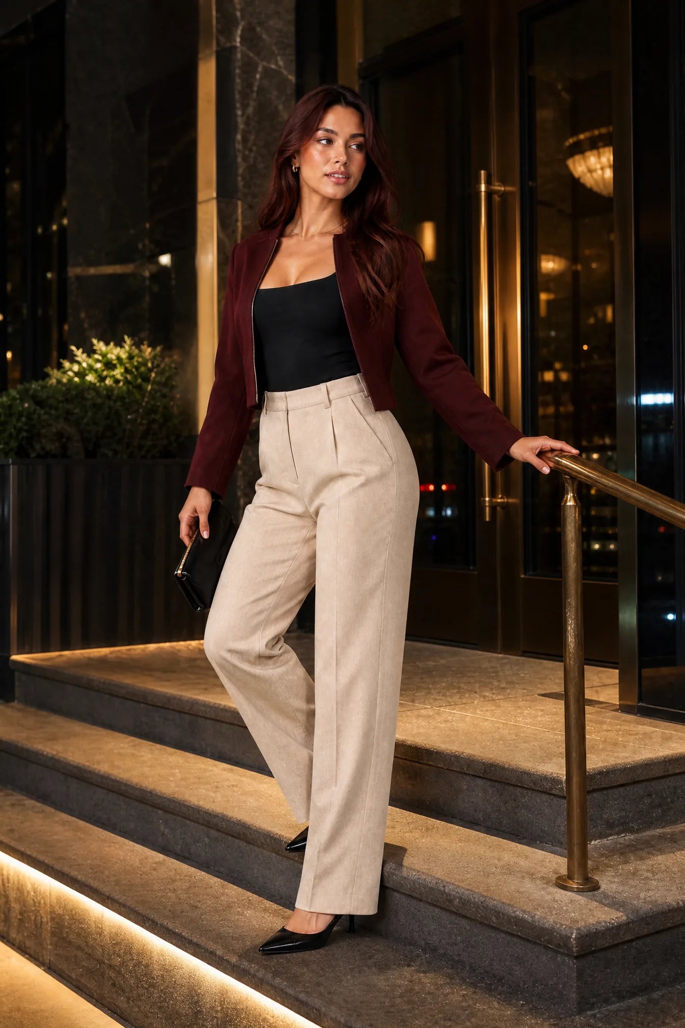 Pantalon beige coupe droite plissé | Deuxième photo lifestyle | Lounelle Paris