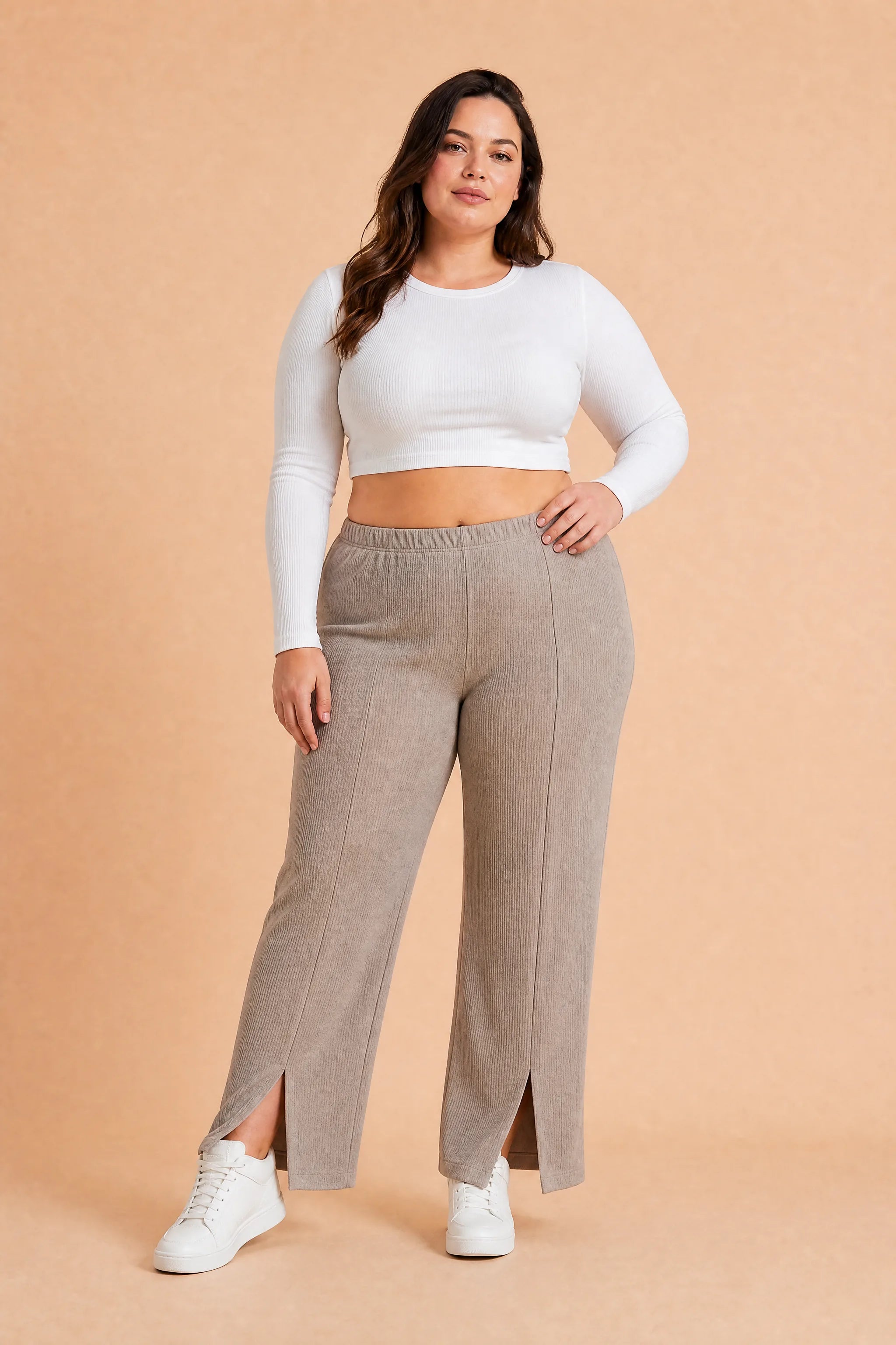 Pantalon beige taille haute fendu | Porté sur une silhouette plus ronde | Lounelle Paris