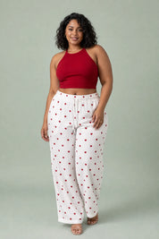 Pantalon blanc taille haute imprimé cœurs | Porté sur une silhouette plus ronde | Lounelle Paris