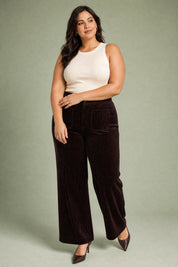 Pantalon café taille haute coupe ample | Porté sur une silhouette plus ronde | Lounelle Paris