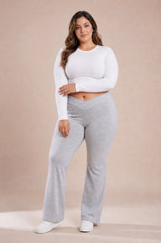 Pantalon gris taille en V évasé | Porté sur une silhouette plus ronde | Lounelle Paris