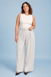 Pantalon large gris clair ceinturé | Porté sur une autre silhouette | Lounelle Paris