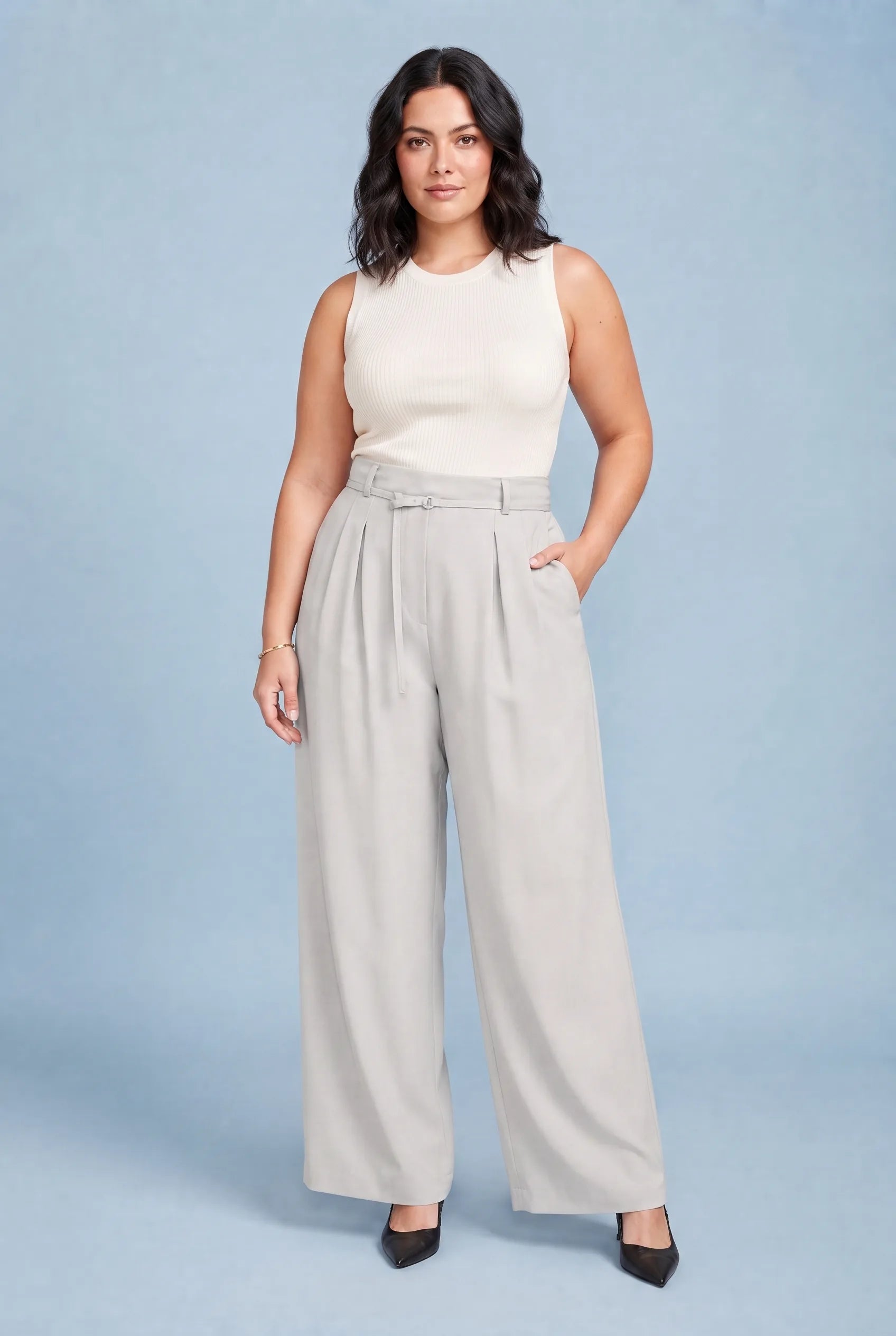 Pantalon large gris clair ceinturé | Porté sur une silhouette plus ronde | Lounelle Paris