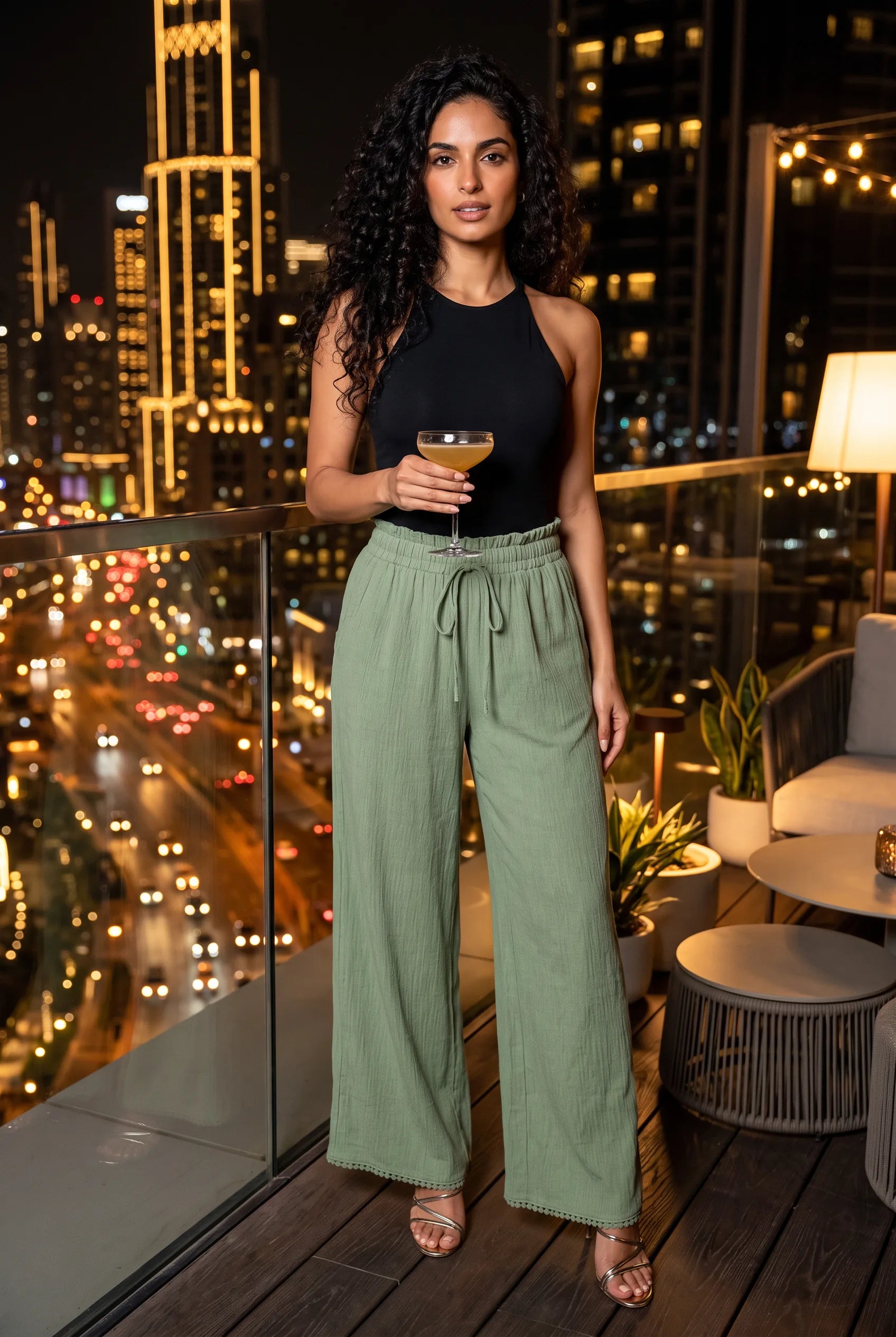 Pantalon large vert taille volantée | Deuxième photo lifestyle | Lounelle Paris