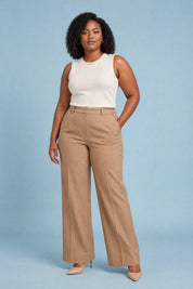 Pantalon tailleur camel coupe large | Porté sur une silhouette plus ronde | Lounelle Paris