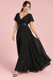 Robe longue plissée noire à col V | Vue en mouvement | Lounelle Paris