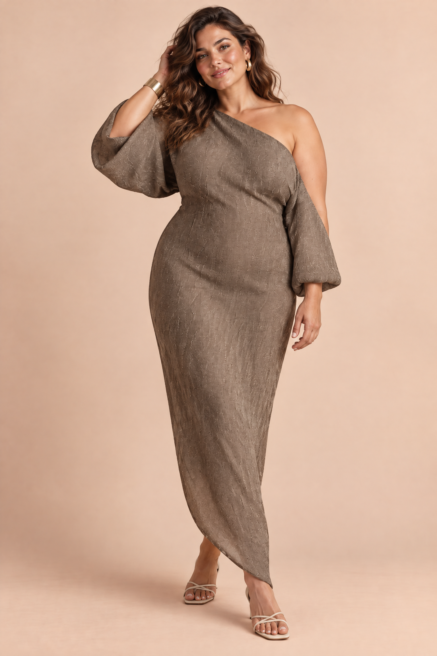 Robe asymétrique marron à épaule dénudée | Porté sur une silhouette plus ronde | Lounelle Paris