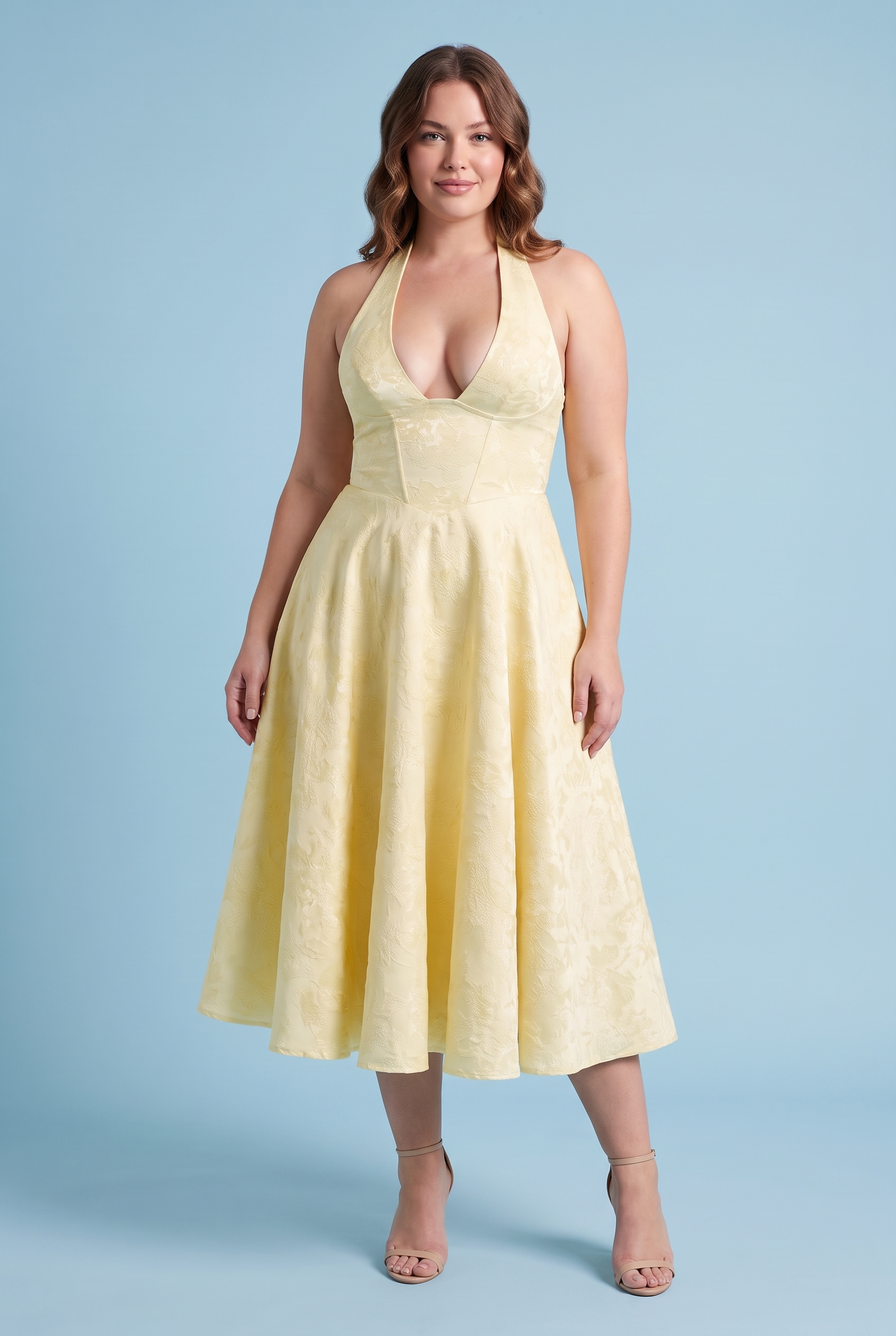 Robe midi jacquard à encolure dos nu jaune | Porté sur une silhouette plus ronde | Lounelle Paris