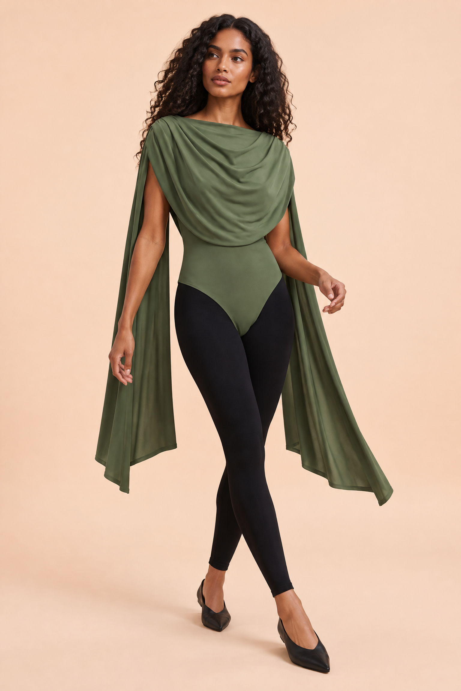 Body vert olive ajusté froncé à col bénitier | Vue en mouvement | Lounelle Paris