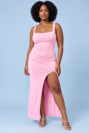 Robe longue rose à encolure dos nu et coupe sirène | Porté sur une silhouette plus ronde | Lounelle Paris