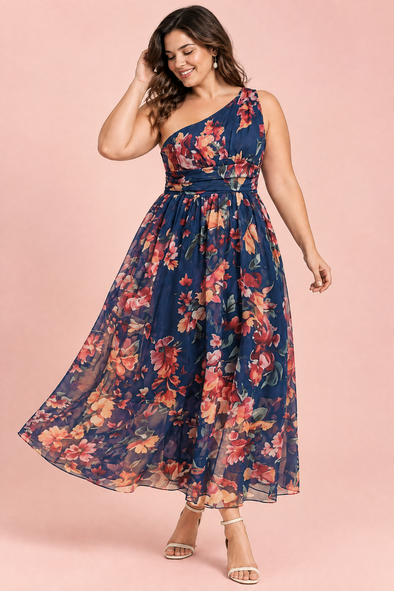 Robe longue fleurie bleue à une épaule, coupe trapèze | Porté sur une silhouette plus ronde | Lounelle Paris