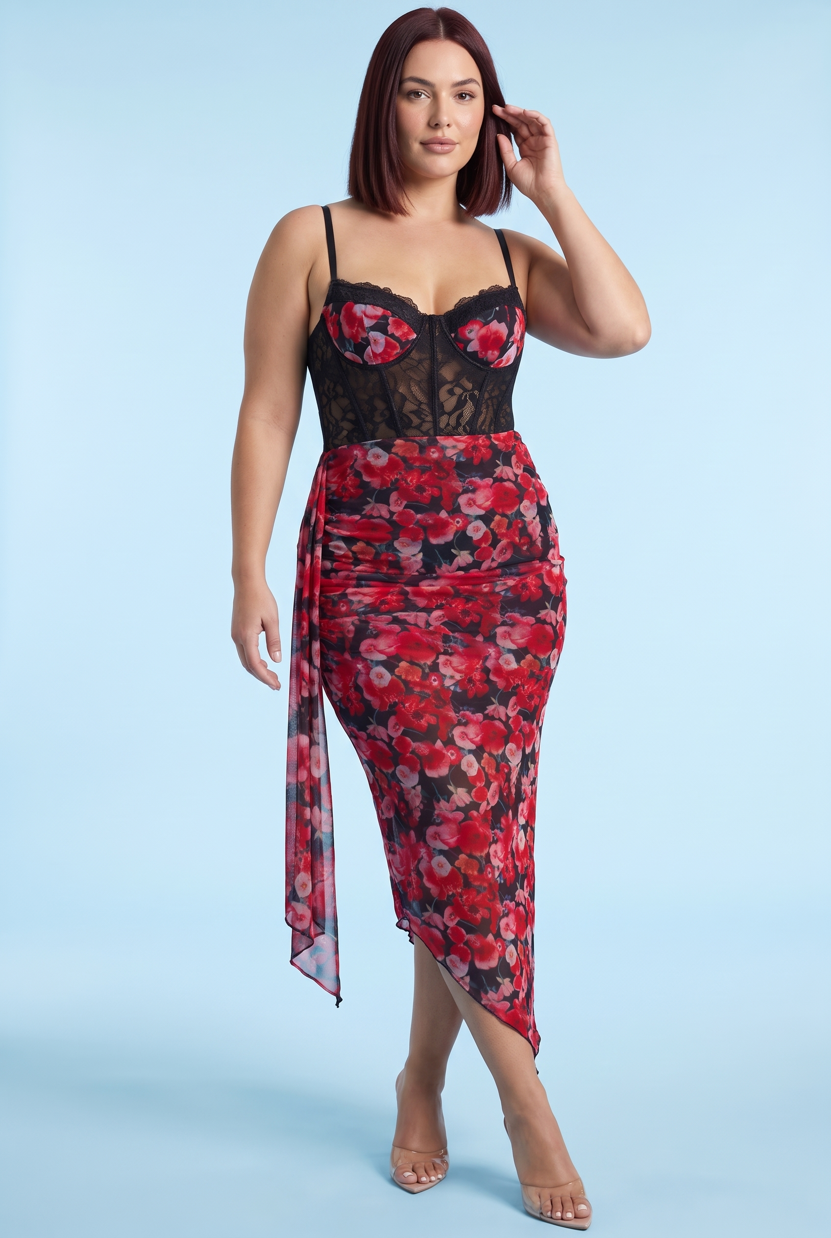 Robe longue en mesh à imprimé léopard, décolleté en V et fente haute devant — Rouge | Porté sur une silhouette plus ronde | Lounelle Paris