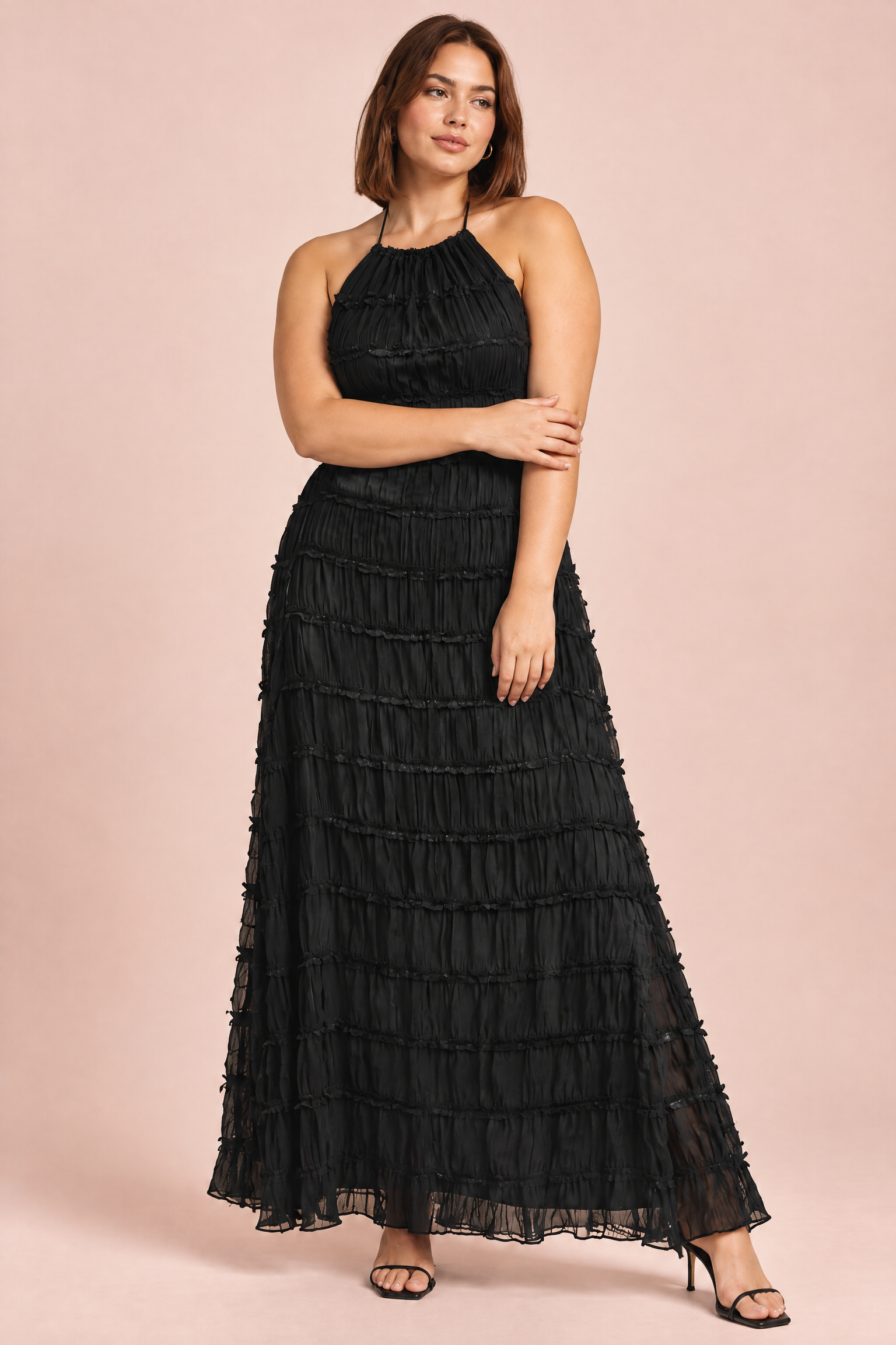 Robe longue plissée noire | Porté sur une silhouette plus ronde | Lounelle Paris
