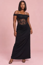 Robe longue noire en dentelle froncée | Porté sur une silhouette plus ronde | Lounelle Paris