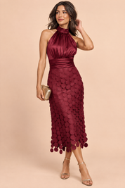 Robe midi bordeaux en satin à encolure américaine et jupe à panneaux | Vue de face | Lounelle Paris
