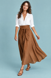 Ensemble chemise et jupe longue marron à taille nouée | Vue en mouvement | Lounelle Paris
