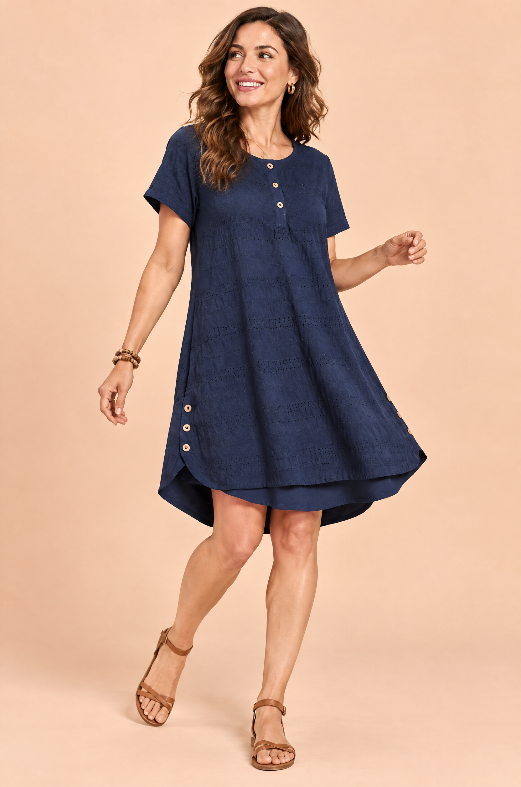 Blouse bleu marine oversize boutonnée devant | Vue en mouvement | Lounelle Paris