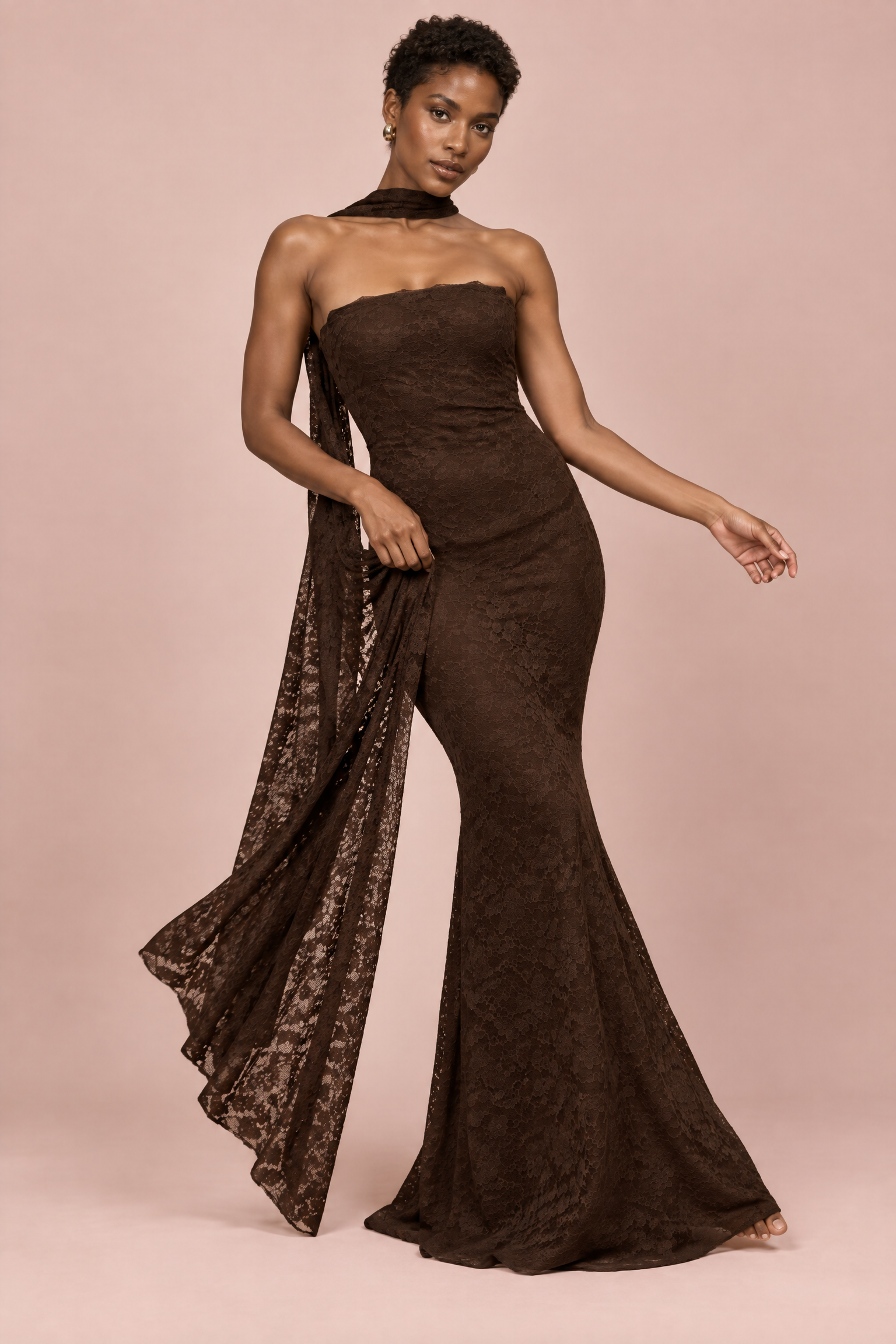 Robe longue moulante marron foncé en dentelle, bustier avec détail foulard | Vue en mouvement | Lounelle Paris
