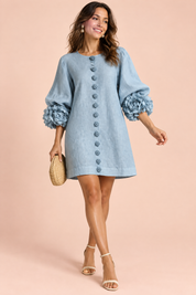 Robe droite bleu clair à manches bouffantes et poignets à volants | Vue de face | Lounelle Paris